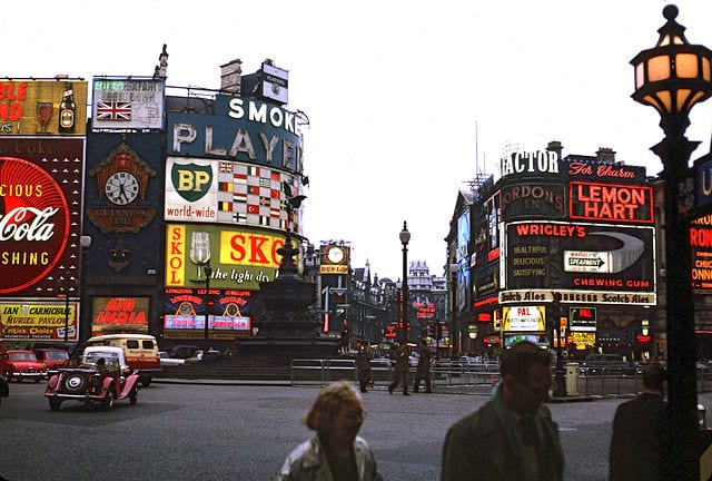 Carteles luminosos en Piccadilly Circus Londres