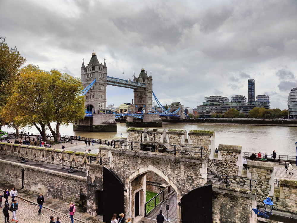 Puente de la Torre en Londres Vistas del Puente de la Torre desde el muro de la Torre de Londres.