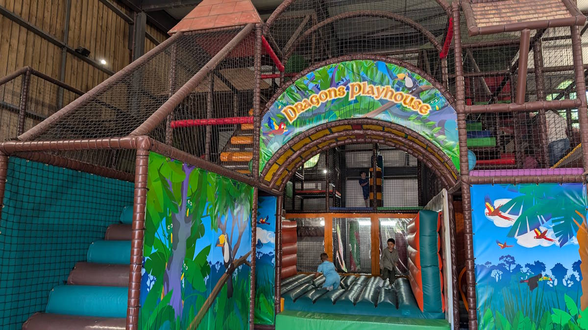 Chessington en Londres dragons playhouse parque de bolas