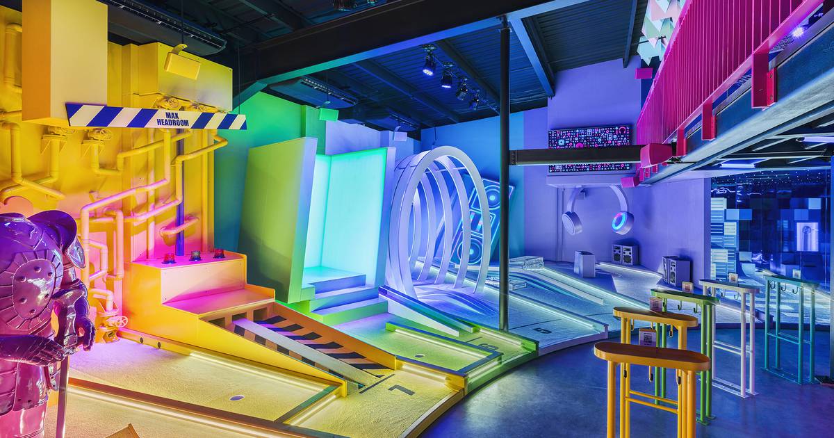 Jugar al minigolf en Wembley Park