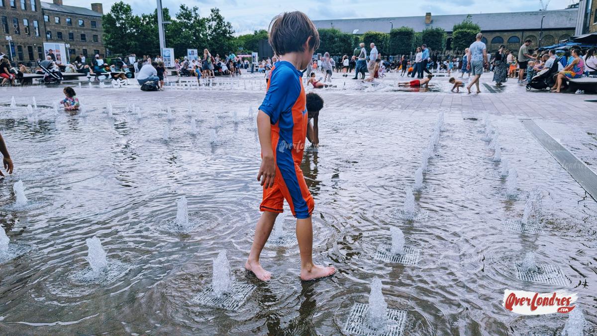 Chorros de agua para niños en Londres granary square