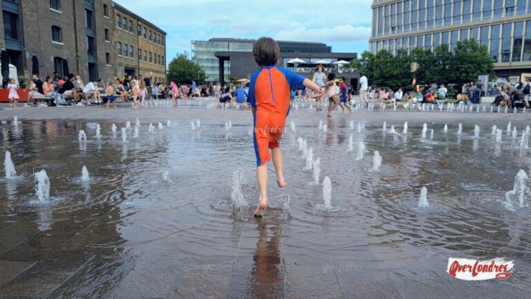 Splash Parks en Londres: Parques con zonas para jugar con agua y fuentes de chorros de agua para niños en Londres Granary Square chorros agua jugar niños calor Londres
