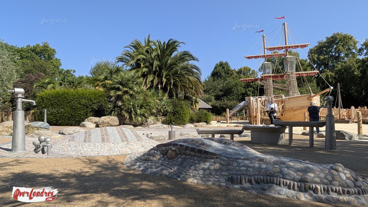 Cocodrilo y zona de juego de agua en el parque